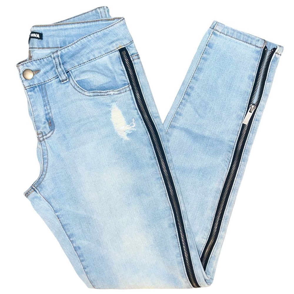 Fashion Nova Woman’s Light Wash Skinny  Jeans with Zipper Detail